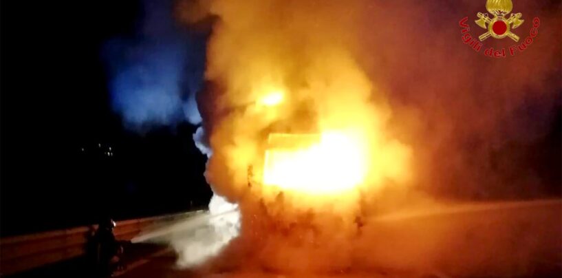 Autocarro che trasportava frutta in fiamme sull’A16: i caschi rossi evitano guai peggiori