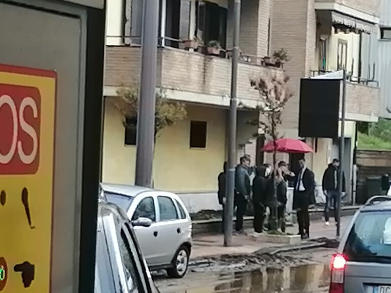 VIDEO / Maltempo, il sindaco di Avellino litiga con un cittadino. Intervengono i vigili urbani