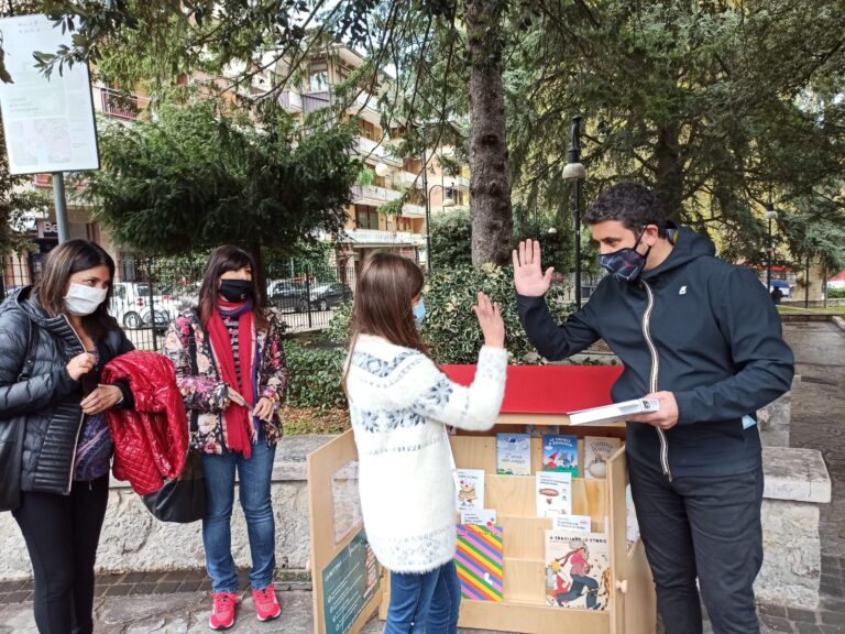 FOTO / Gianni Rodari “vive” con le librerie all’aperto. La prima a Mercogliano per la gioia della piccola Enrica