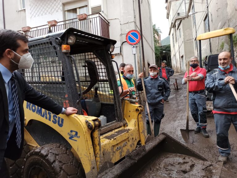 VIDEO E FOTO / “Stavolta per fortuna è andata bene, ma è un campanello d’allarme. Prevenzione e manutenzione le parole d’ordine”. Monteforte, la visita di Sibilia