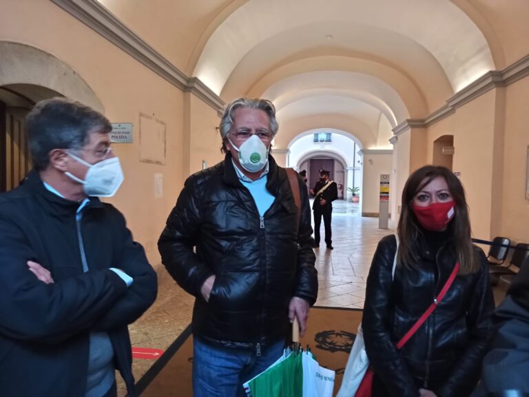 Scuola, i sindacati: il maxi-concorso non s’ha da fare. “Lasciamo tranquilli i nostri studenti, la situazione già è a rischio così”
