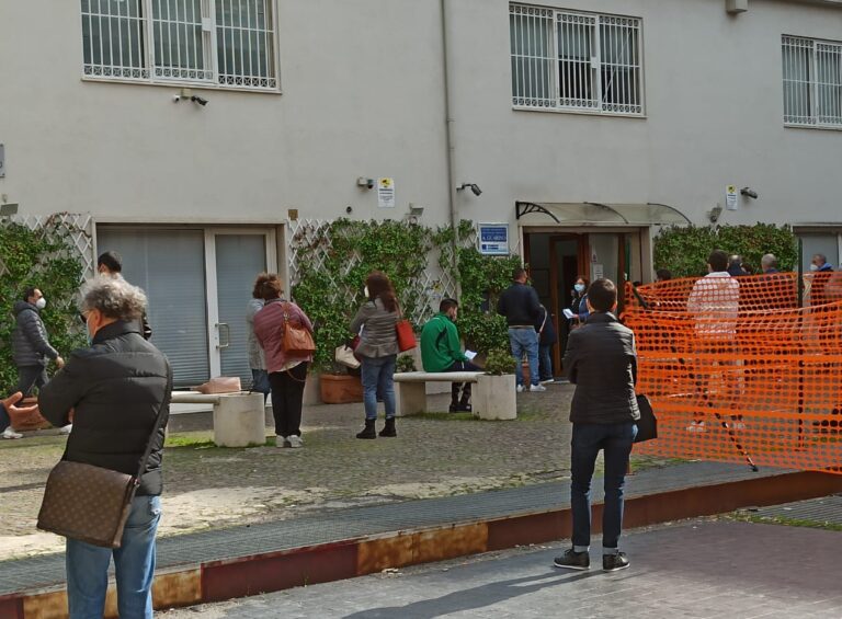 Avellino, a “caccia” del tampone: file di ore davanti ai laboratori privati
