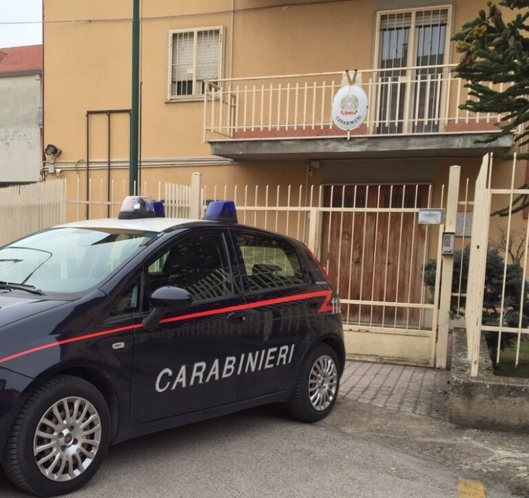 Melito Irpino, 40enne aggredisce la moglie e i carabinieri