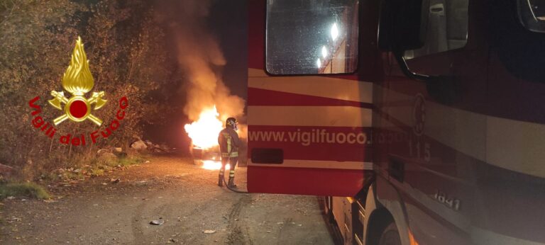 Atripalda, auto in fiamme sulla Variante. Arrivano i caschi rossi