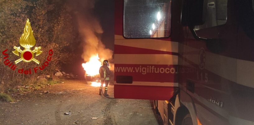 Atripalda, auto in fiamme sulla Variante. Arrivano i caschi rossi