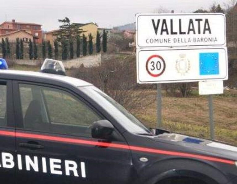 Immigrato clandestino si aggira con fare sospetto nel centro di Vallata: bloccato dai carabinieri
