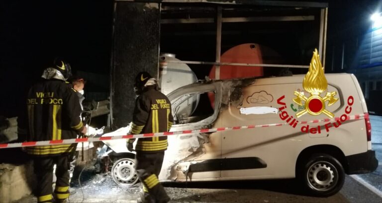 Monteforte Irpino, furgone in fiamme nella notte