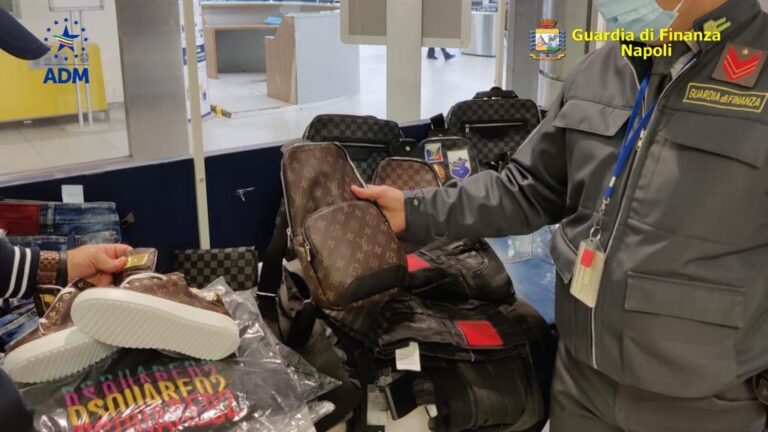 VIDEO/ Abbigliamento e accessori di alta moda contraffatti: maxi sequestro all’aeroporto di Capodichino