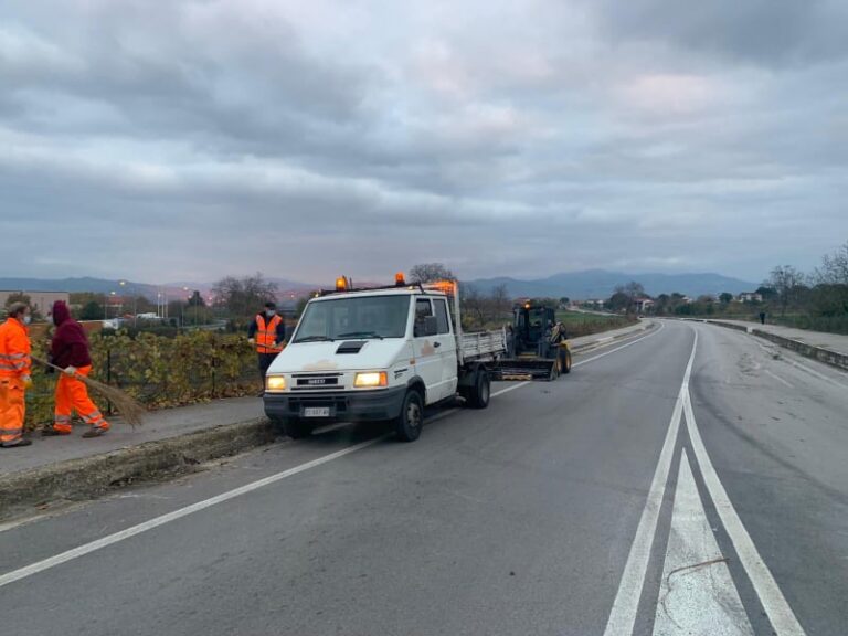 Grottaminarda, operai al lavoro per la manutenzione delle strade provinciali