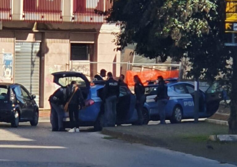 FOTO/ Baruffa tra extracomunitari in centro città: arriva la Polizia