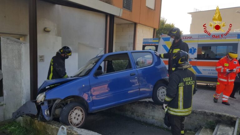 Finiscono con l’auto sul muretto: paura per due anziani a Borgo Ferrovia