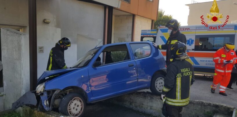 Finiscono con l’auto sul muretto: paura per due anziani a Borgo Ferrovia