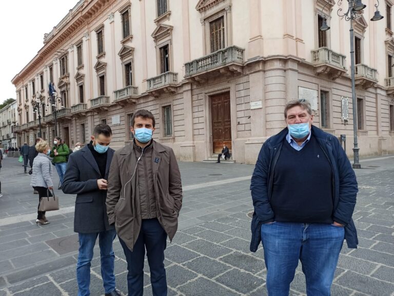 “Compriamo un po’ meno online e spendiamo di più sotto casa. Le nostre attività sono sicure”. Commercio in ginocchio, si prova a reagire