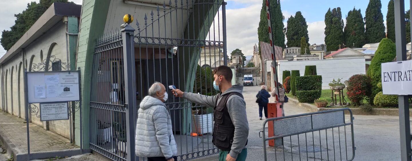 FOTO / “Ogn’anno, il due novembre…”. Tutto sotto controllo, ai tempi del covid avellinesi disciplinati per andare al Camposanto