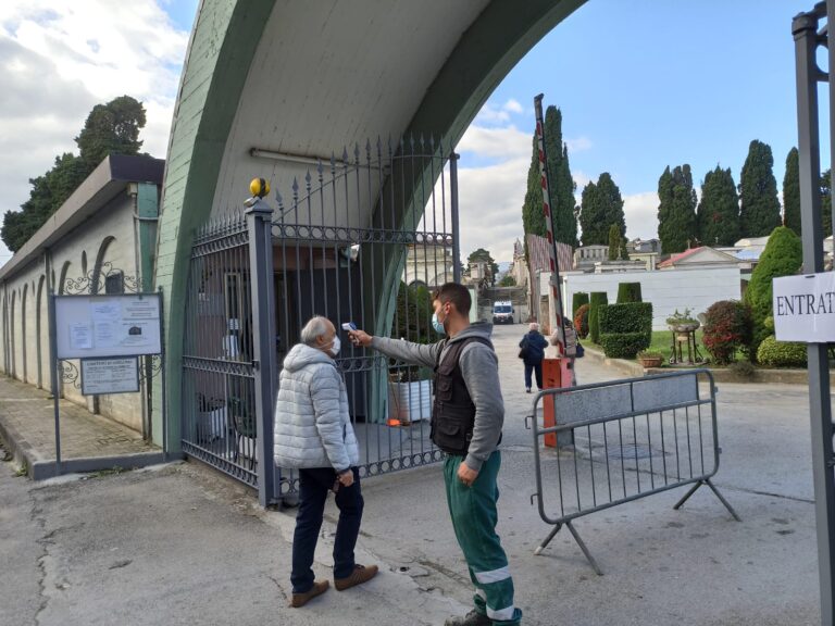 FOTO / “Ogn’anno, il due novembre…”. Tutto sotto controllo, ai tempi del covid avellinesi disciplinati per andare al Camposanto