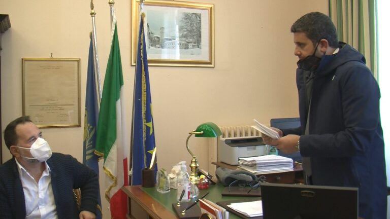 VIDEO / “Non siamo danneggiati come Comune ma ho chiesto agli avvocati di forzare la mano: dobbiamo trovare il modo per essere parte civile contro il clan”. Mercogliano, parla il sindaco