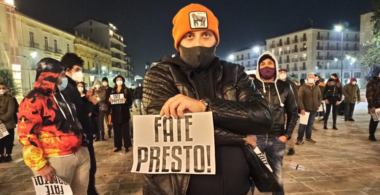 FOTO / La bella piazza di Avellino, civile e ordinata. La “palla” ora passa al Prefetto