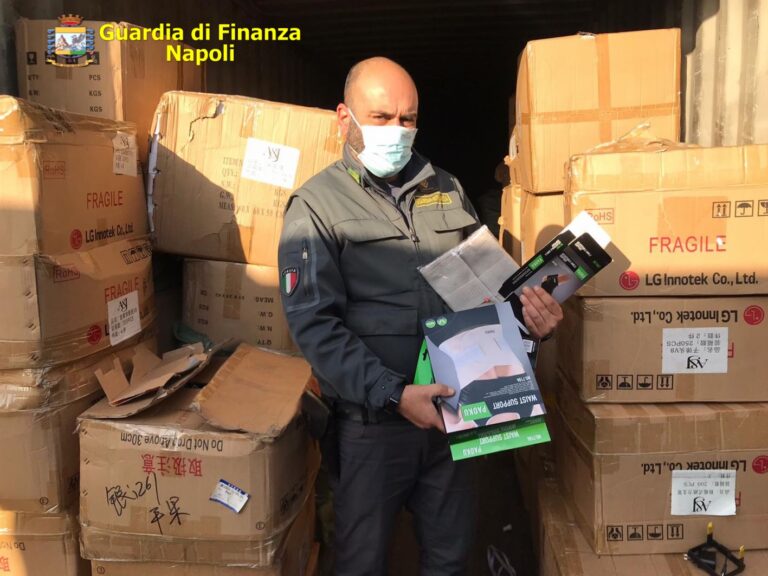 Guardia di Finanza, altro maxi-sequestro a Napoli di dispositivi sanitari non a norma