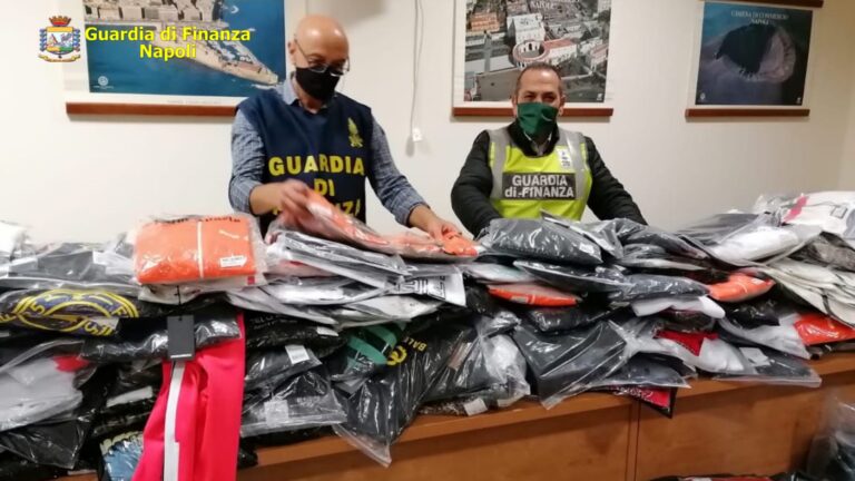 VIDEO/ Capi di abbigliamento falsi per la vendita online: maxi sequestro nel Napoletano