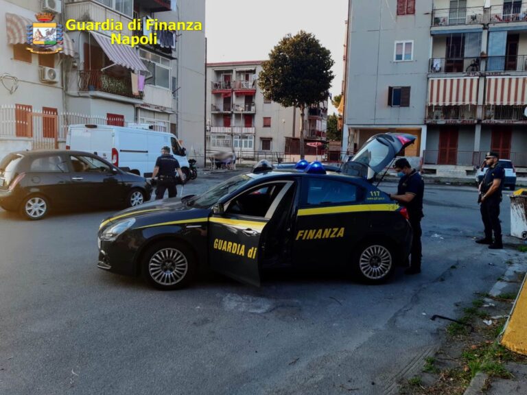 VIDEO / Guardia di Finanza Napoli, 453 controlli nel fine settimana su persone ed esercizi commerciali; 1 arresto e 10 sanzioni