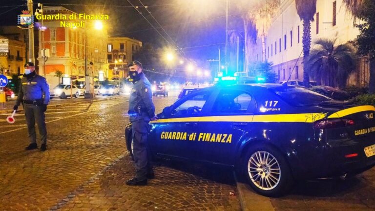 FOTO / Stretta anti-covid, controlli a tappeto della Finanza di Napoli
