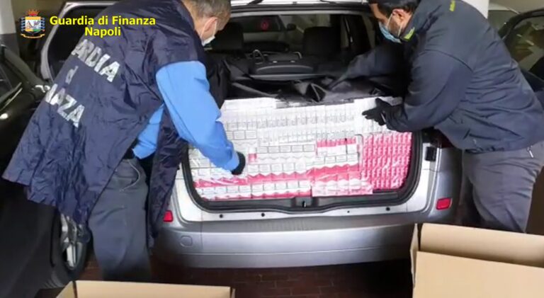 FOTO / Napoli, la Finanza sequestra 180 chili di sigarette di contrabbando: 2 arresti e 3 denunce