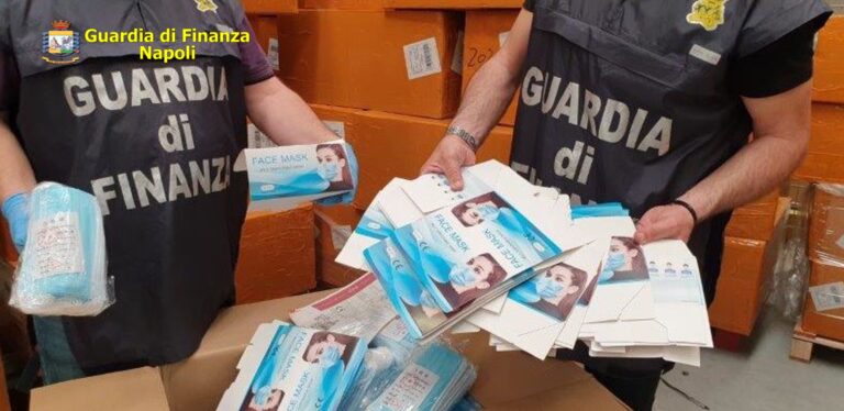 FOTO E VIDEO / Un milione di mascherine sequestrate nel napoletano.  Erano state importate dalla Cina
