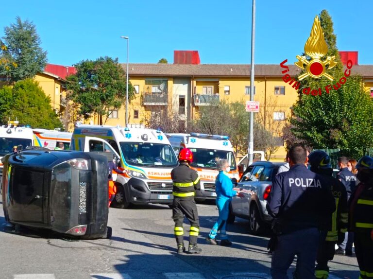 Via Annarumma, si ribalta con l’auto dopo un incidente: feriti due giovani