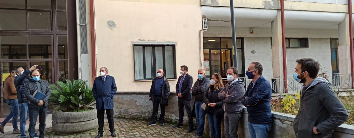 FOTO / Consiglio comunale online, l’opposizione si chiama fuori. “Riunioni in presenza, decisioni del sindaco illegittime. Non ci facciamo mettere il bavaglio”