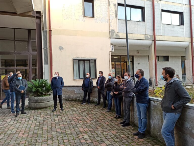 FOTO / Consiglio comunale online, l’opposizione si chiama fuori. “Riunioni in presenza, decisioni del sindaco illegittime. Non ci facciamo mettere il bavaglio”