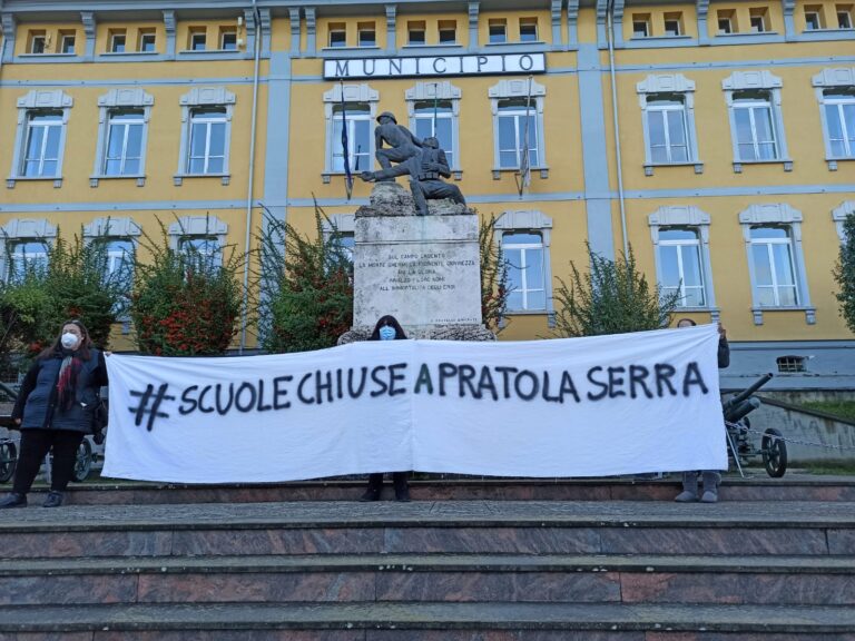 FOTO E VIDEO / Corteo e sit in davanti al Comune, Pratola Serra dice no alla riapertura delle scuole: “Chiudete fino al 9 gennaio”