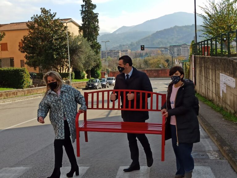 FOTO E VIDEO / Avellino: le panchine della speranza, donne al fianco di altre donne. Il sindaco: “Chi esercita violenza va isolato dalla società”