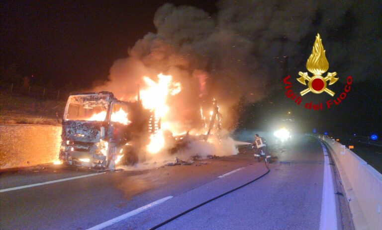 A16 Napoli – Canosa: camion in fiamme