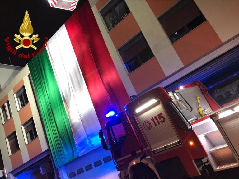 FOTO / Vigili del Fuoco di Avellino: un enorme tricolore per ricordare il terremoto del 1980