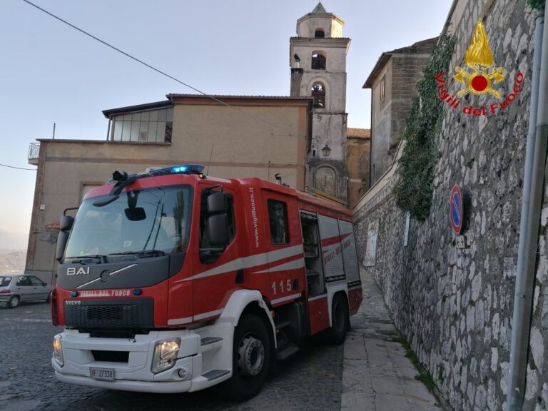 VIDEO / Mercogliano, a fuoco una cantina a Capocastello