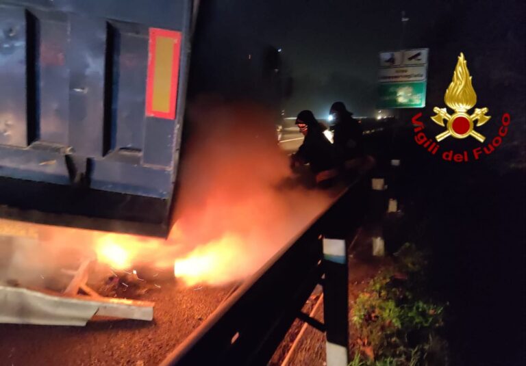 Autocarro in fiamme sull’A16: arrivano i Vigili del Fuoco