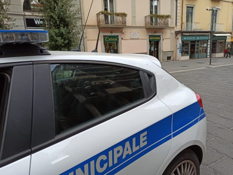 Abbatte un semaforo: “caccia all’uomo” fra Irpinia e Sannio