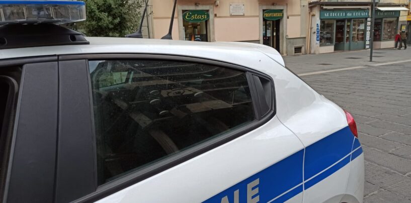 Abbatte un semaforo: “caccia all’uomo” fra Irpinia e Sannio