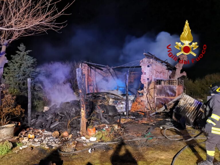 Ariano Irpino, deposito agricolo in fiamme nella notte