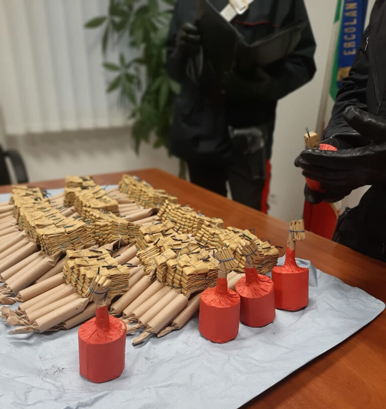 Botti illegali sequestrati dai Carabinieri: 20enne finisce in manette