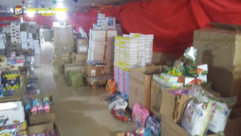 VIDEO / Pollena Trocchia, scoperta fabbrica abusiva: sequestrati più di 22.400 articoli contraffati