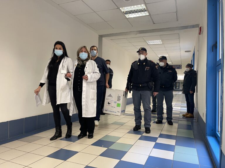 Covid-19, esaurite le dosi inviate alla regione: s’interrompe la campagna vaccinazioni in Campania