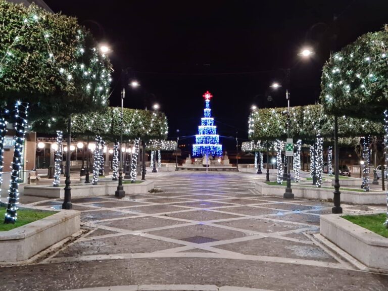 Luminarie accese, atmosfera di Natale a Grottaminarda nonostante tutto