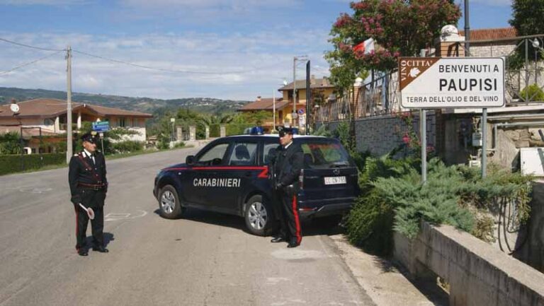 Si rifugia dai vicini per sfuggire alle percosse del marito: la violenta lite termine con l’arresto dell’uomo