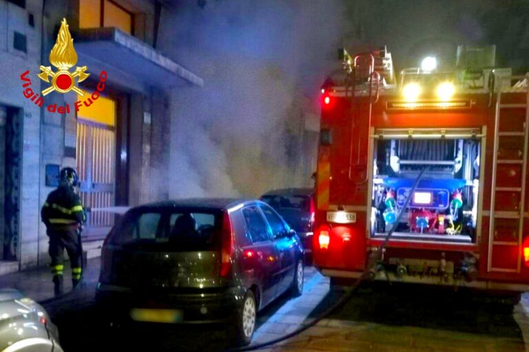 Rifiuti in fiamme in centro: intervengono i vigili del fuoco