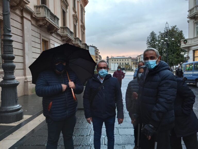 FOTO / Mercato, ambulanti in Prefettura. “Da 11 mesi senza lavoro, siamo allo stremo. Il sindaco non si dimentichi di noi”