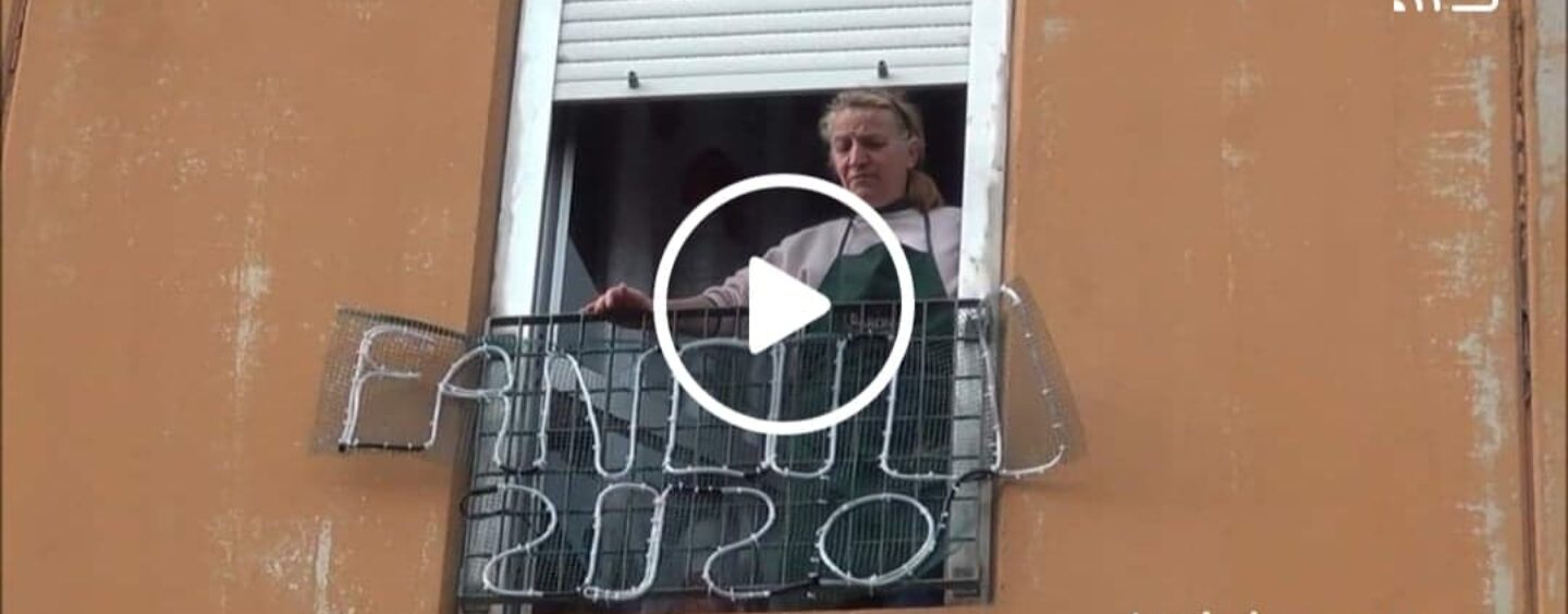 VIDEO/Avellino, Carmela e le sue luminarie con il “vaffa” al 2020 hanno conquistato tutti