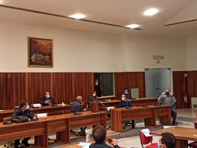 Consiglio comunale, si alza il livello dello scontro. La minoranza va dal Prefetto. “Amministrazione arrogante. E sul mercato il sindaco si è incartato. Vogliamo risposte”