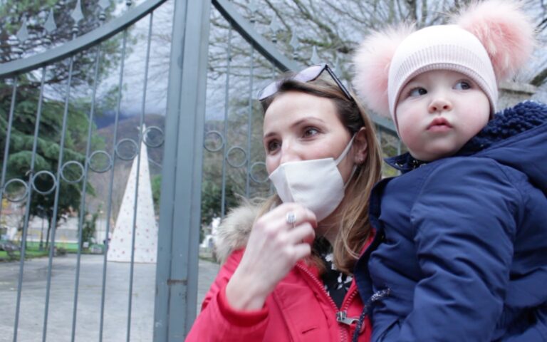 VIDEO / Covid, Daniela e la piccola Azzurra chiuse in casa per 37 giorni. “E’ stata dura. A Natale rispettiamo le regole”
