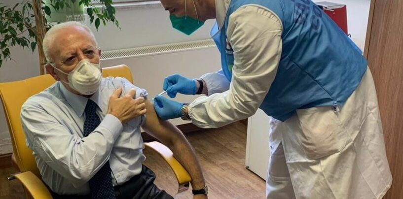 De Luca si vaccina al Cotugno. De Magistris: “Da De Luca indegno abuso di potere”